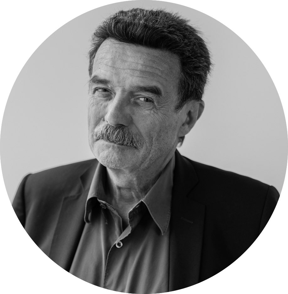 HendaAyari5's tweet photo. Monsieur @edwyplenel, 

Vous mobilisez aujourd’hui toute la puissance d’investigation de Mediapart pour tenter de démontrer que des messages antisémites datant de plusieurs années auraient été écrits par Jordan Bardella.

L’antisémitisme doit être dénoncé et combattu.Mais cette exigence ne peut pas être appliquée à géométrie variable. Elle devrait s’accompagner de la même rigueur, de la même détermination et de la même volonté d’enquêter, quel que soit le nom de la personne mise en cause.

Alors pourquoi cette différence de traitement entre Jordan Bardella et Tariq Ramadan? 

Vous êtes un journaliste d’investigation reconnu.Vous savez enquêter pendant des mois, remonter des années en arrière, retrouver des échanges, identifier des réseaux, des soutiens, des relais et des financements. Quand je vois les moyens et l’énergie consacrés à rechercher et authentifier de vieux messages attribués à Jordan Bardella, je me demande pourquoi vous n’avez jamais consacré la même énergie à enquêter en profondeur sur l’homme que vous présentiez comme un « intellectuel respectable ».

Les accusations d’antisémitisme qui visaient Tariq Ramadan étaient pourtant connues depuis longtemps. Elles reposaient sur des propos publics qui avaient suscité de nombreuses critiques.

En 2003, dans une tribune publiée dans Le Monde, Tariq Ramadan appelait à un « moratoire » sur la lapidation des femmes adultères, tout en refusant de condamner clairement ce châtiment. Cette position avait été dénoncée comme ambiguë et incompatible avec les principes universels des droits humains.

En 2004, dans un texte consacré à plusieurs intellectuels juifs français, il évoquait des « intellectuels juifs » qui auraient constitué une « mafia » cherchant à imposer leur influence dans les médias et les institutions, cette formulation a été largement dénoncée comme relevant d’un imaginaire complotiste et antisémite.

Il a également été accusé d’avoir repris, dans certains discours, des thèmes associant Israël, les Juifs et les réseaux d’influence à une domination politique ou médiatique. Là encore, ces propos auraient mérité une analyse rigoureuse, une enquête approfondie et une condamnation claire.

Cela ne vous a pourtant pas empêché de débattre publiquement avec lui, de défendre sa place dans l’espace public et de le présenter comme un « intellectuel respectable ». Vous déclariez même à son sujet : « Je le lis, je l’écoute et je ne vois aucune ambiguïté. Il y avait pourtant énormément à chercher, ses réseaux en France et en Suisse, ceux qui l’ont soutenu et légitimé pendant des années, ses relais, ses financements, ainsi que les personnes qui ont contribué à construire son influence et celles qui continuent encore à l’entourer.

Je suis la première femme à avoir porté plainte contre Tariq Ramadan en France. Pendant neuf ans, je me suis battue pour que justice soit rendue. Il a finalement été condamné en France à 18 ans de réclusion criminelle pour les viols de trois femmes.

Il avait quitté la France pour la Suisse alors que son contrôle judiciaire lui interdisait de quitter le territoire sans autorisation. Il ne s’est pas présenté à son procès, a été jugé par défaut et un mandat d’arrêt a été délivré et malgré tout cela, il continue ses activités depuis la Suisse. Pourquoi ne pas enquêter sur Tariq Ramadan ? Sur ses réseaux en Suisse ? Sur ses activités et son influence ?Pourquoi ne pas examiner avec la même rigueur ses déclarations publiques ?Ce travail aurait dû être fait depuis longtemps. J’aurai aimé voir toute cette puissance d’investigation déployée aussi pour lui.

L’antisémitisme ne peut pas être dénoncé selon les intérêts du moment. L’investigation ne devrait pas davantage varier selon les personnes que l’on a autrefois défendues ou légitimées.

Je m’interroge sur ce deux poids, deux mesures. Vous avez les moyens d’enquêter.Vous avez l’expérience. Vous avez démontré votre détermination.

Il n’est donc jamais trop tard pour appliquer la même exigence à Tariq Ramadan.