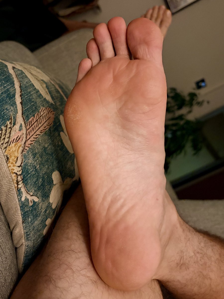 London_feet_knk's tweet photo. Went for a long run today… the feeeet are definitely feeling it 😮‍💨 
And don’t even get me started on the smell. One whiff of these post-run soles would melt some of you foot subs’ brains 😵‍💫😵‍💫
#feet #soles https://t.co/LoWoAlQo0L
