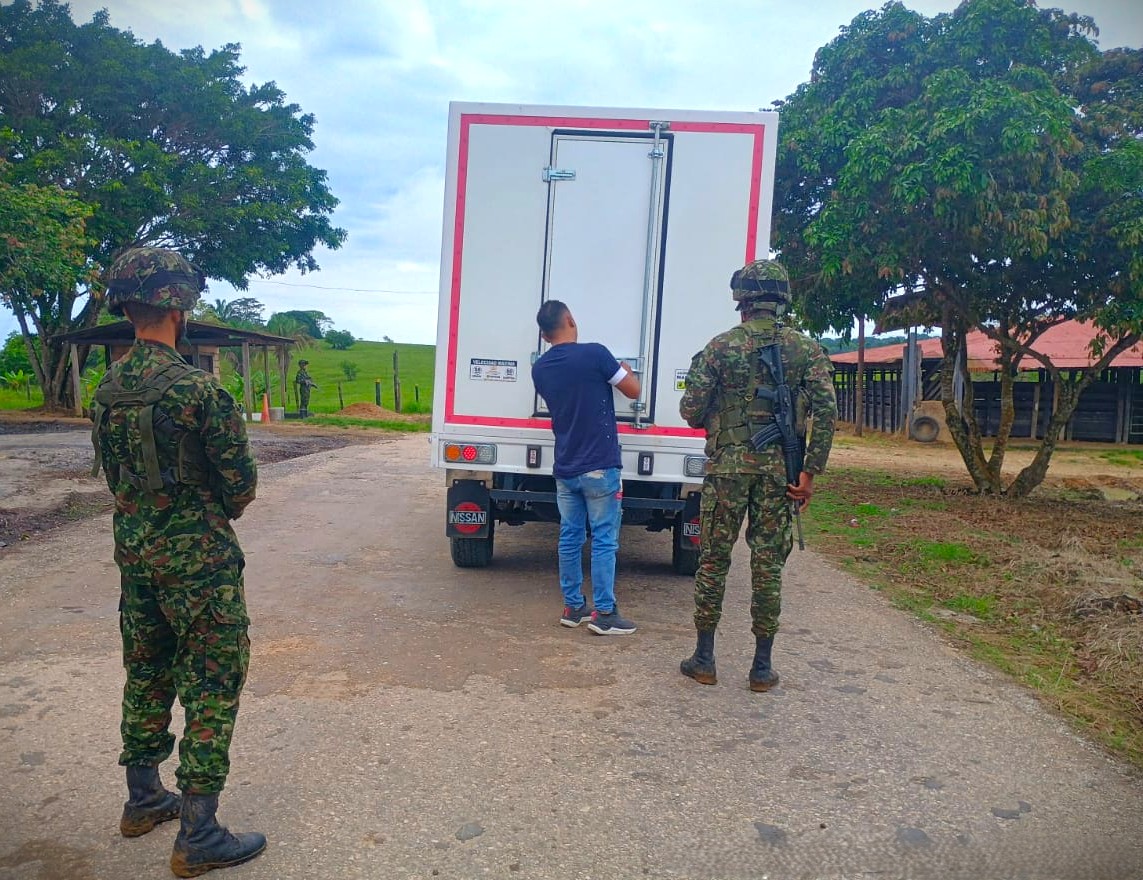 ftc_omega's tweet photo. Soldados del Batallón de Despliegue Rápido N.º 35 mantienen presencia sobre el corredor vial del sector La Chichería, en zona rural de San Vicente del Caguán, Caquetá, fortaleciendo la seguridad de transportadores, viajeros y habitantes de la región.

Durante el puesto de control se desarrollaron acciones de prevención y comunicación con la comunidad para advertir sobre los riesgos del reclutamiento forzado de niños, niñas y adolescentes y promover entornos protectores para las nuevas generaciones.

#ViajeSeguro ¡Su @COL_EJERCITO está en la vía!