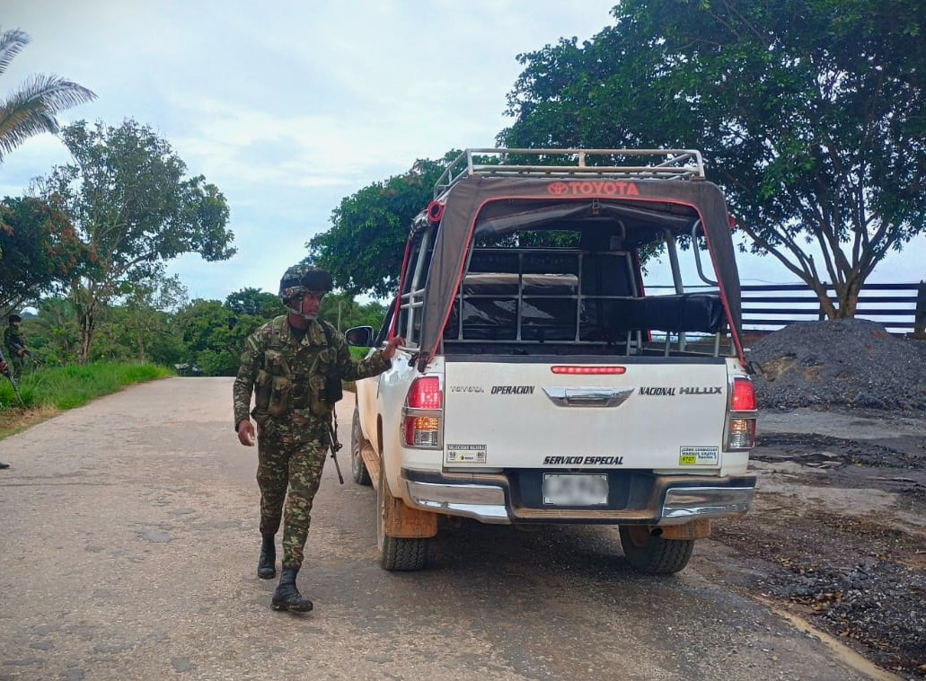 ftc_omega's tweet photo. Soldados del Batallón de Despliegue Rápido N.º 35 mantienen presencia sobre el corredor vial del sector La Chichería, en zona rural de San Vicente del Caguán, Caquetá, fortaleciendo la seguridad de transportadores, viajeros y habitantes de la región.

Durante el puesto de control se desarrollaron acciones de prevención y comunicación con la comunidad para advertir sobre los riesgos del reclutamiento forzado de niños, niñas y adolescentes y promover entornos protectores para las nuevas generaciones.

#ViajeSeguro ¡Su @COL_EJERCITO está en la vía!