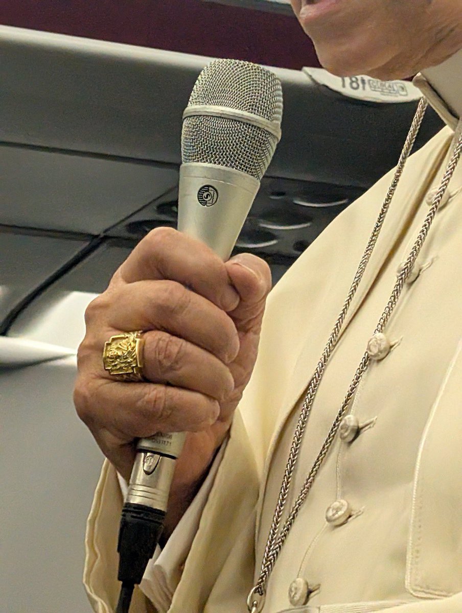 maronitas_es's tweet photo. «León XIV lleva el anillo del pescador que su predecesor Francisco solo llevaba en raras ocasiones. 
Aproveché estar en primera fila durante la conferencia de prensa para intentar fotografiarlo» (Xavier LN ن) https://t.co/4PBcjFRcvH