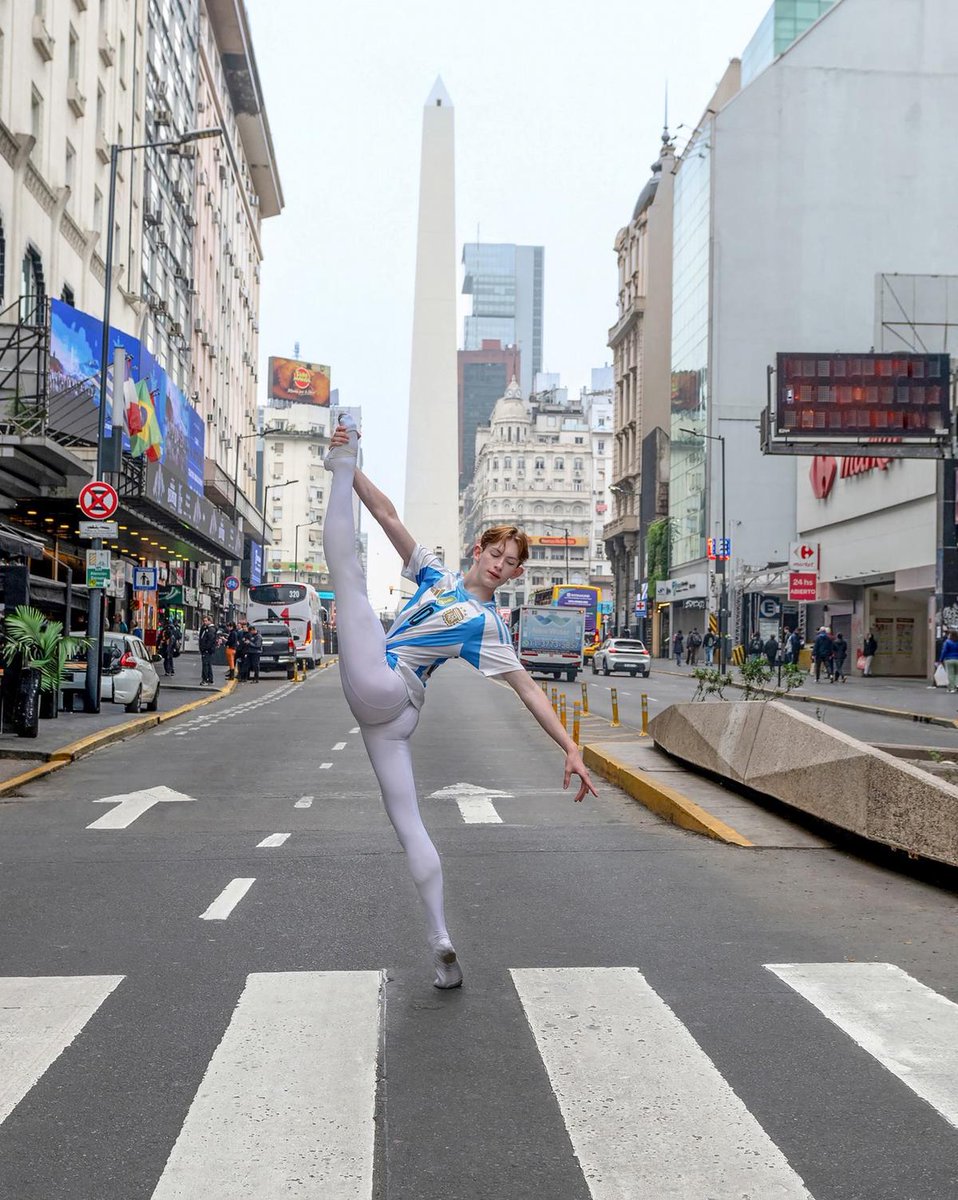 Talentoargen's tweet photo. ES CORDOBÉS, TIENE 20 AÑOS Y FUE ACEPTADO EN LA ACADEMIA VAGANOVA DE RUSIA, UNA DE LAS ESCUELAS DE BALLET MÁS PRESTIGIOSAS DEL MUNDO

Guillermo Rolutti tiene 20 años y es de barrio Alberdi, en Córdoba. Empezó a estudiar ballet a los 9, en la escuela del Teatro del Libertador General San Martín.

A los 15 se mudó a Buenos Aires para formarse en el Instituto Superior de Arte del Teatro Colón. En 2024 fue preseleccionado para el Prix de Lausanne, la competencia para bailarines jóvenes que se hace en Suiza. Recibió cuatro ofertas y eligió la escuela del Ballet de Hamburgo, en Alemania.

Estudió dos años en Hamburgo y, después de graduarse, se presentó a la audición de la Academia Vaganova, en San Petersburgo. La escuela se fundó en 1738 y ahí se formaron algunos de los bailarines más famosos de la historia, como Anna Pávlova, Rudolf Nuréyev y Mijaíl Baríshnikov. Hizo la audición de forma virtual, sin haber pisado Rusia.

Lo admitieron directamente en el último año, algo que ningún latinoamericano había logrado. Hoy ya está en San Petersburgo, donde cursa un programa de perfeccionamiento de un año.
