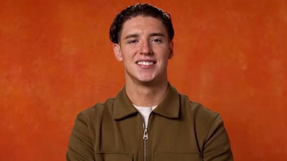 Dutchbbfan's tweet photo. Its actually makes me really mad with the amount of biohobia on frankie rn. HE IS NOT GAY! He is not straight! He might have a girlfriend or not, funny mystery, but DONT play it doen aa fake or a cover up. he is BISEXUAL!!! It exist and is a thing! Get over it! #bbuk https://t.co/IDwyv5mJYG