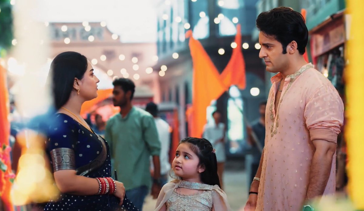 mononoaware2_'s tweet photo. Also, idk how to appreciating this but the three share such a good chemistry as this cute family. Just watching them in same frame is ♥️🤧
#LakshmiNiwas #LakshmiNivas #RaVeer https://t.co/0HY5dopGwq