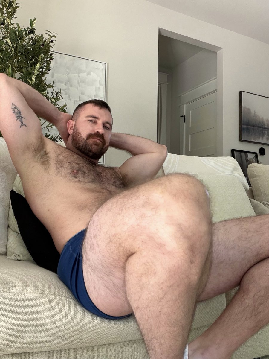 Daddyishtx's tweet photo. Do you prefer beefy and hairy or hairless and skinny? https://t.co/eMA3IYyo13