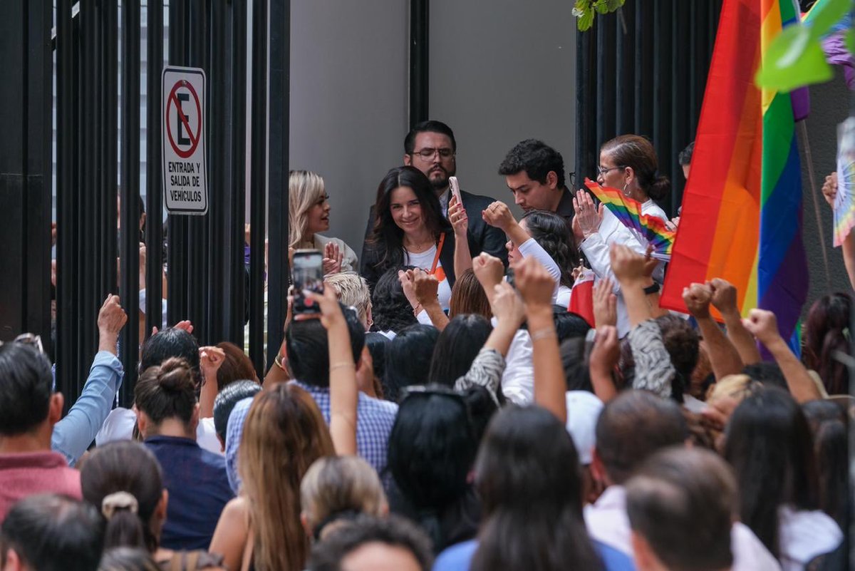 MirzaFloresG's tweet photo. Hoy, acompañada de cientos de mujeres, acudí al Tribunal Electoral de Jalisco a exigir justicia frente a las expresiones misóginas y machistas de un regidor violento de Morena. 

No es solo por mí, esto es por todas. Impugné la resolución de este tribunal porque llamar a una mujer dirigente “desquehacerada”, decir que “no decide”, y que otros hombres deciden por ella, no puede analizarse por pedacitos ni fuera de contexto. 

Estas expresiones reproducen estereotipos que históricamente han buscado restarnos autonomía y liderazgo a las mujeres. 

No pido privilegios. Pido que mi caso sea juzgado con perspectiva de género, que se tomen en cuenta los precedentes jurídicos que en situaciones similares han sido juzgados de manera distinta y que se garantice mi acceso a la justicia.