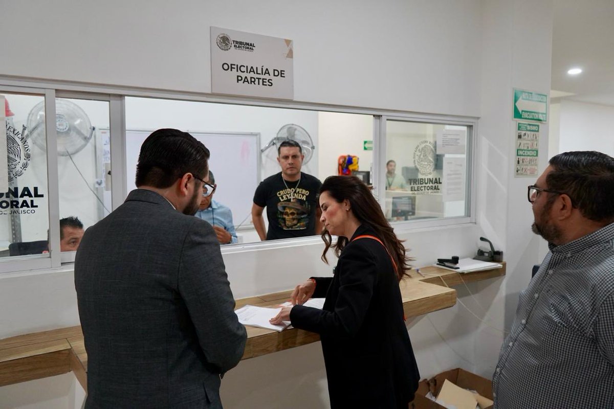 MirzaFloresG's tweet photo. Hoy, acompañada de cientos de mujeres, acudí al Tribunal Electoral de Jalisco a exigir justicia frente a las expresiones misóginas y machistas de un regidor violento de Morena. 

No es solo por mí, esto es por todas. Impugné la resolución de este tribunal porque llamar a una mujer dirigente “desquehacerada”, decir que “no decide”, y que otros hombres deciden por ella, no puede analizarse por pedacitos ni fuera de contexto. 

Estas expresiones reproducen estereotipos que históricamente han buscado restarnos autonomía y liderazgo a las mujeres. 

No pido privilegios. Pido que mi caso sea juzgado con perspectiva de género, que se tomen en cuenta los precedentes jurídicos que en situaciones similares han sido juzgados de manera distinta y que se garantice mi acceso a la justicia.