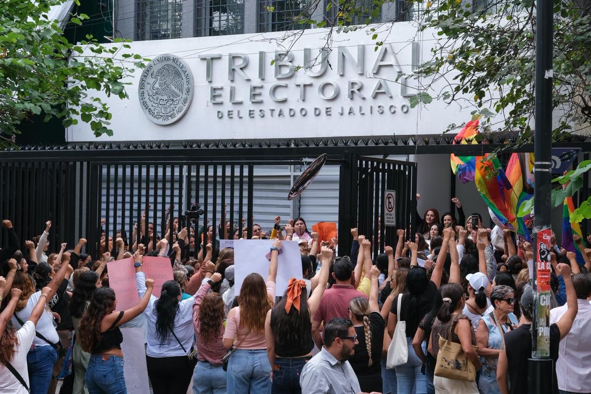 MirzaFloresG's tweet photo. Hoy, acompañada de cientos de mujeres, acudí al Tribunal Electoral de Jalisco a exigir justicia frente a las expresiones misóginas y machistas de un regidor violento de Morena. 

No es solo por mí, esto es por todas. Impugné la resolución de este tribunal porque llamar a una mujer dirigente “desquehacerada”, decir que “no decide”, y que otros hombres deciden por ella, no puede analizarse por pedacitos ni fuera de contexto. 

Estas expresiones reproducen estereotipos que históricamente han buscado restarnos autonomía y liderazgo a las mujeres. 

No pido privilegios. Pido que mi caso sea juzgado con perspectiva de género, que se tomen en cuenta los precedentes jurídicos que en situaciones similares han sido juzgados de manera distinta y que se garantice mi acceso a la justicia.