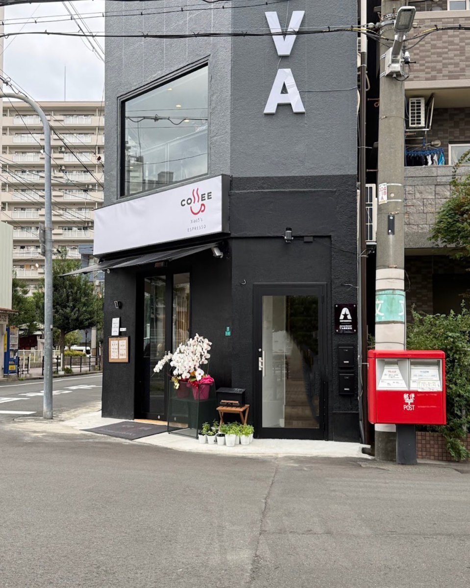 pine_cas07's tweet photo. あっとほぉーむカフェ大阪本店にご帰宅する人におすすめしたいカフェ☕️
「Xiao5‘s Espresso」

ドリンク1杯注文すると本格的なタロット占いもしてもらえる🔮
色々見てもらったけど当たってること多くて普通にびっくりした😳
「え、なんで分かるん？」ってなるようなことまで言われておもろかった😂

スタッフさんもめっちゃ話しやすいし、店内もおしゃれで居心地よかった◎

ちなみに恋愛運を見てもらった結果、
「理想が高いから現実見ろ」
って言われました。はい。

📍大阪市浪速区日本橋東3丁目7-21