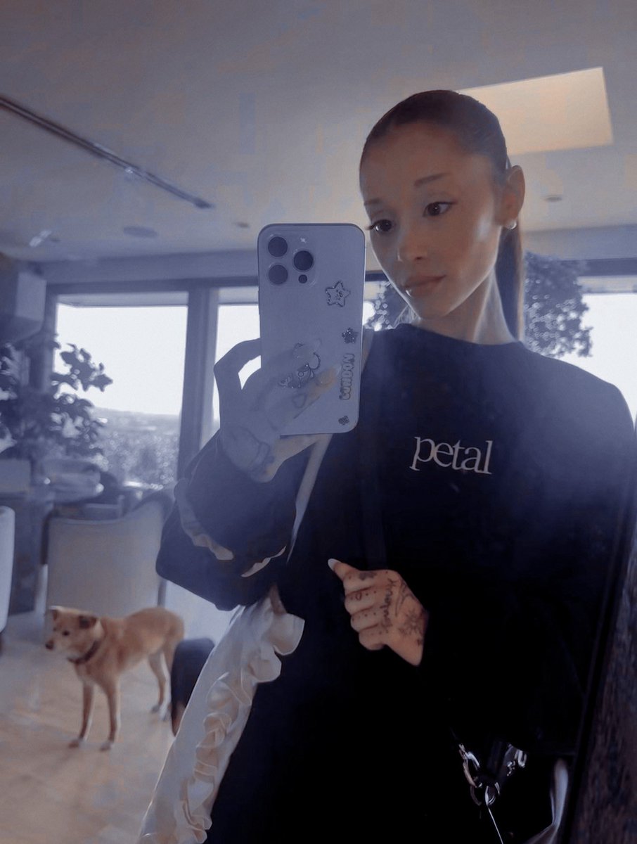 prcttyflcwcr's tweet photo. selfie time featuring the dog. https://t.co/LMJ8epEZz9
