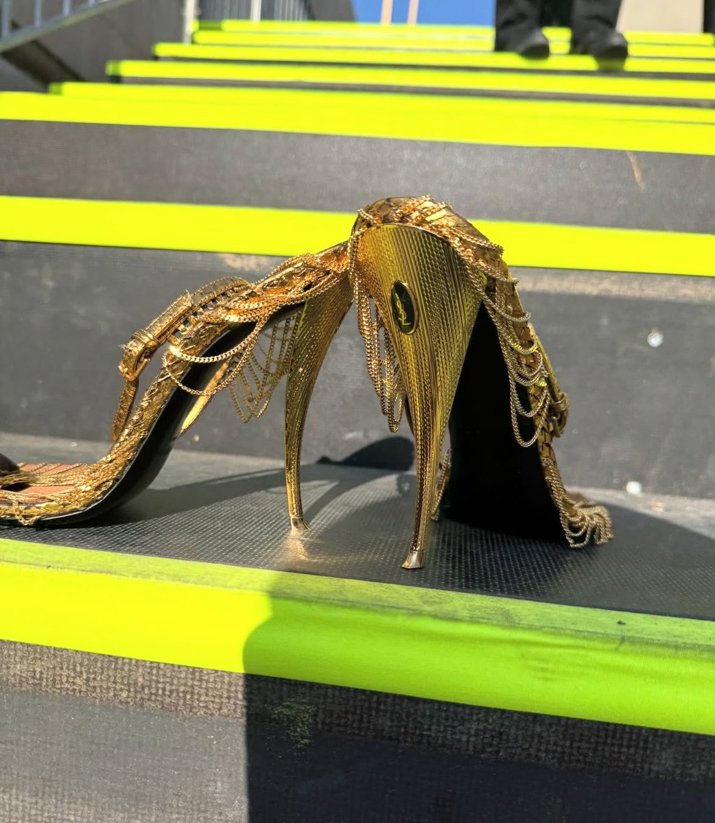 HOMMEALONE's tweet photo. The Gold Saint Laurent Spring 2027 heels designed by Corrado De Biase https://t.co/VRJ6ufGBQZ