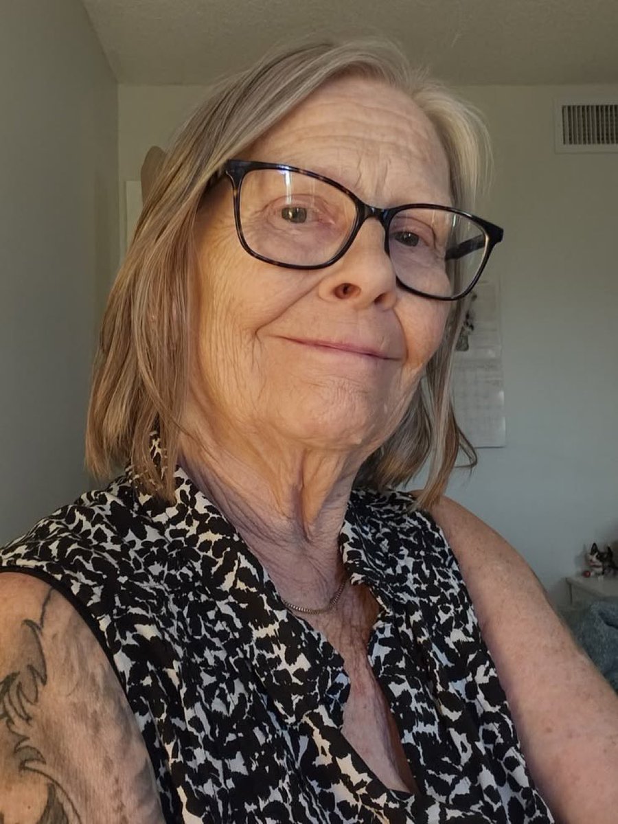 Arina1e's tweet photo. 73 years old USA 🇺🇸 single mom 🥺💕🥰 https://t.co/83kOUBxl2u