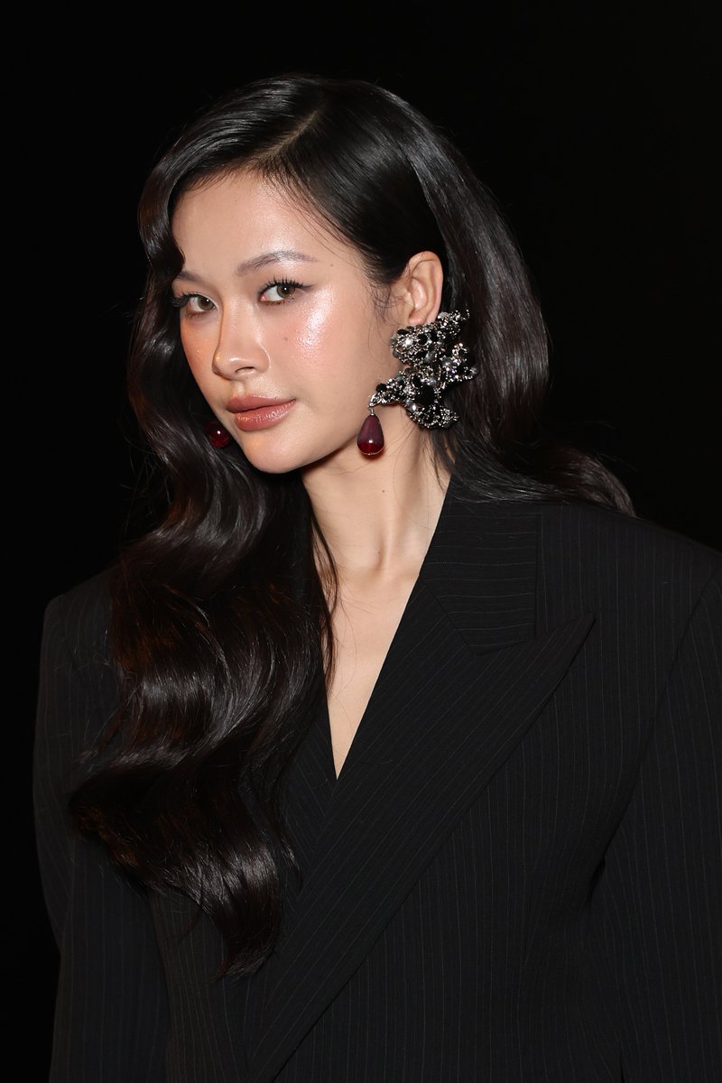 lessencestudios's tweet photo. Saint Laurent brand ambassador Milk Pansa attends the Saint Laurent Spring/Summer 2027 show at Paris Fashion Week.

#SaintLaurentSS27 #MilkPansa https://t.co/iouVA8BiiB