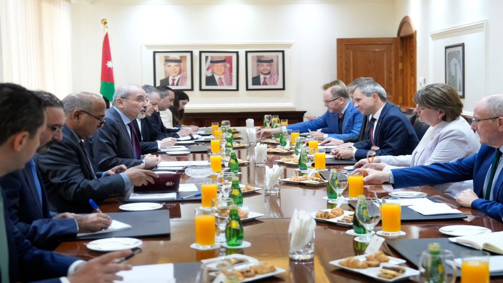 Jo_0now's tweet photo. الدبلوماسية الأردنية تواصل حضورها الفاعل وحوار سياسي يتجاوز حدود المنطقة! 🇯🇴🇬🇧
استقبل نائب رئيس الوزراء ووزير الخارجية وشؤون المغتربين أيمن الصفدي وفدًا من البرلمان البريطاني ومجلس الشرق الأوسط التابع لحزب المحافظين برئاسة النائب أندرو بوي في لقاء يعكس أهمية الحوار البرلماني https://t.co/zmh0e0zszv