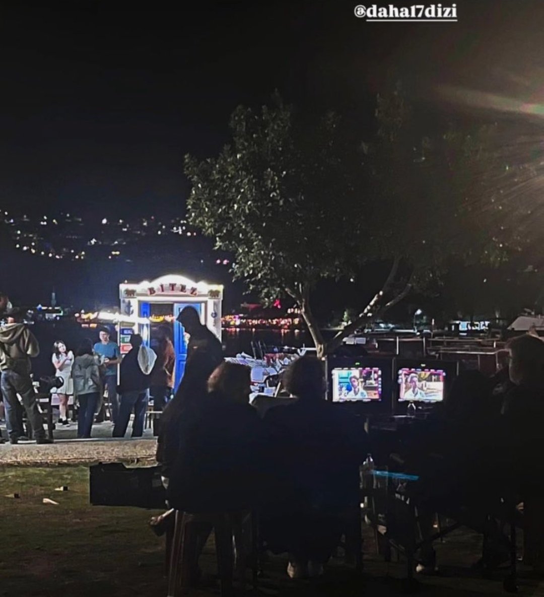 freyaziesta's tweet photo. ekrandaki teo arkadada arasla deniz var uclu kofte yemeye gitmisler dhdnhsnxbdmhd https://t.co/9VNIIFtkZa