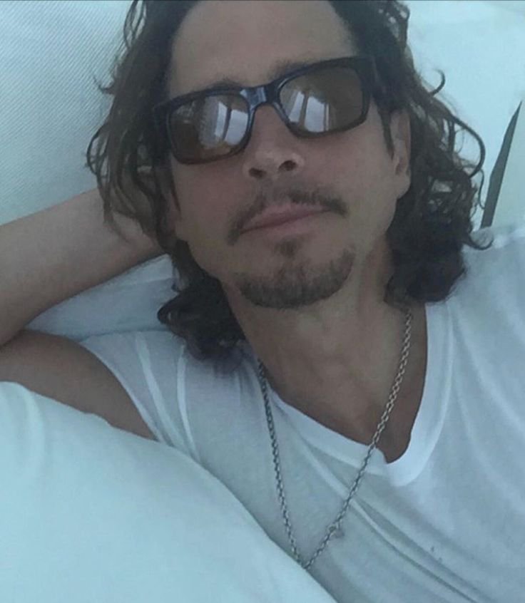 metabryd's tweet photo. Chris Cornell was so Facebook mom coded when he took pictures, I love him https://t.co/C20Bghq3V6