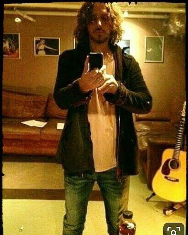 metabryd's tweet photo. Chris Cornell was so Facebook mom coded when he took pictures, I love him https://t.co/C20Bghq3V6