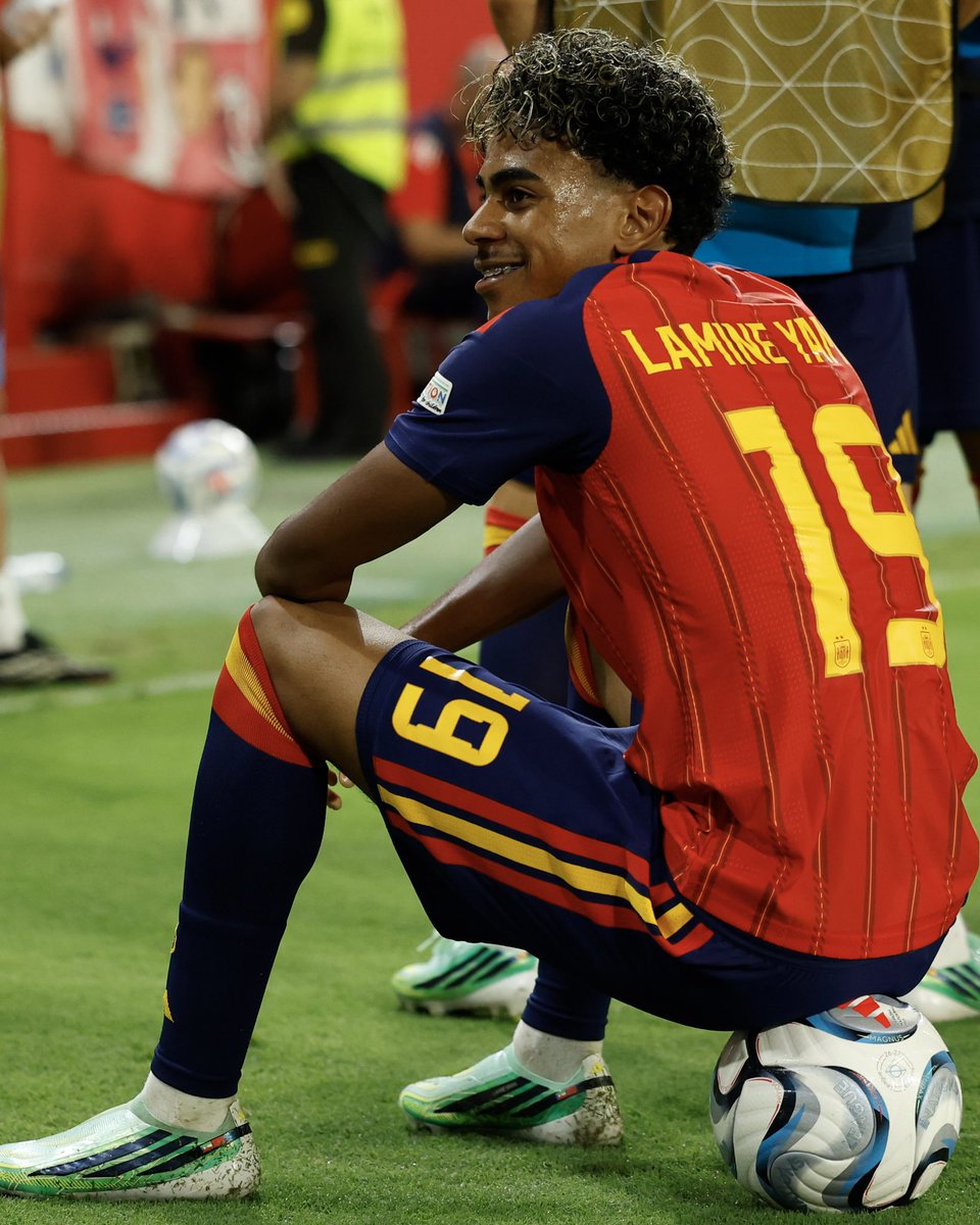 giraltpablo's tweet photo. Lamine Yamal, el dueño de la pelota. https://t.co/H0Yd2aPLq1