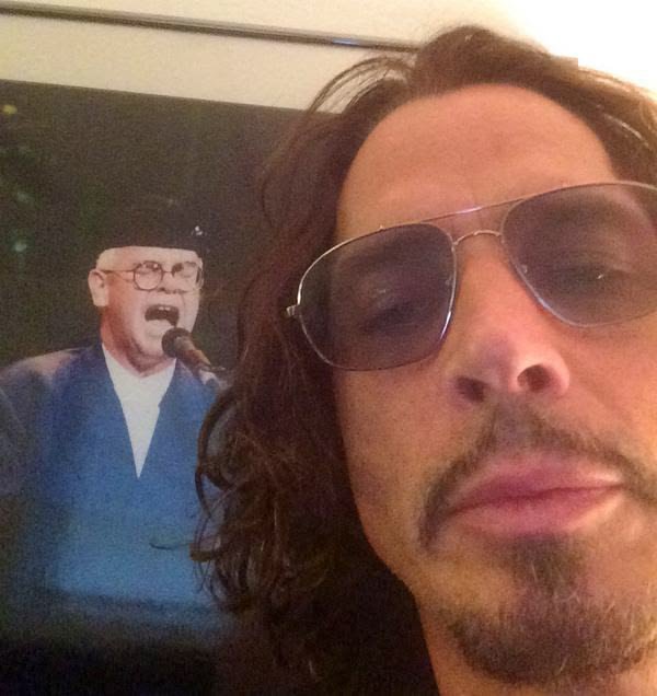 metabryd's tweet photo. Chris Cornell was so Facebook mom coded when he took pictures, I love him https://t.co/C20Bghq3V6