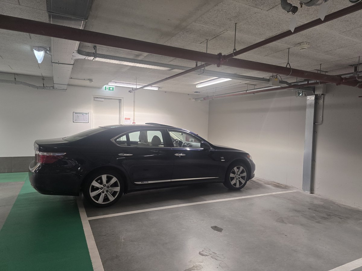 chrisklomp's tweet photo. Mijn wagen is te groot voor het parkeervak. Of het vak te klein voor mijn wagen. Dat kan ook. https://t.co/OQWs2k5bdI
