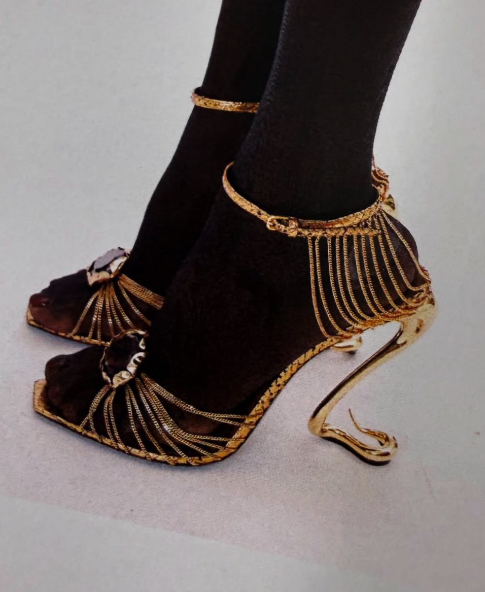 soomienana's tweet photo. The HEELS from Saint Laurent SS27..🤯!
SNAKES AND ALL #OBSESSED #NEED https://t.co/mJfPWupGgz