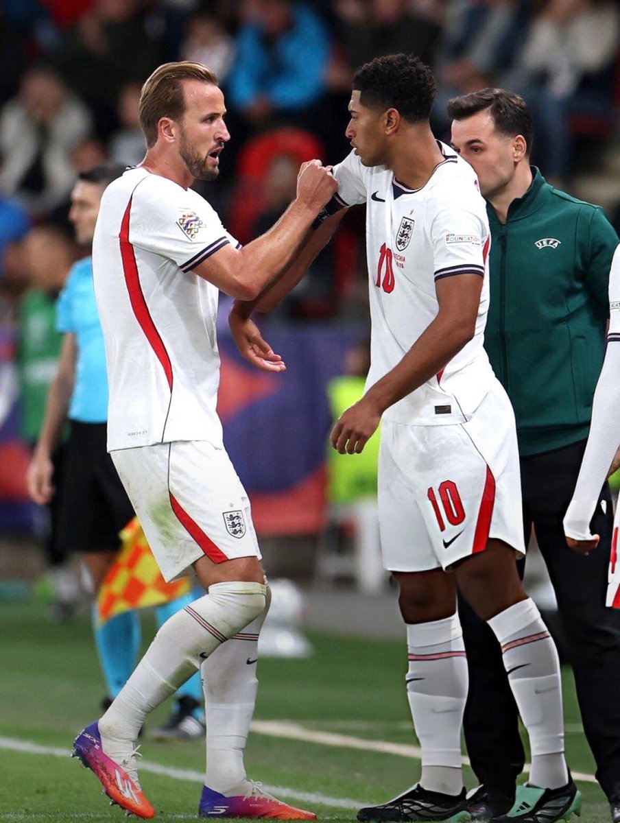 MadridXtra's tweet photo. Jude Bellingham received the captain’s armband from Harry Kane. 🤍🏴󠁧󠁢󠁥󠁮󠁧󠁿 https://t.co/kPT1Pmim7R