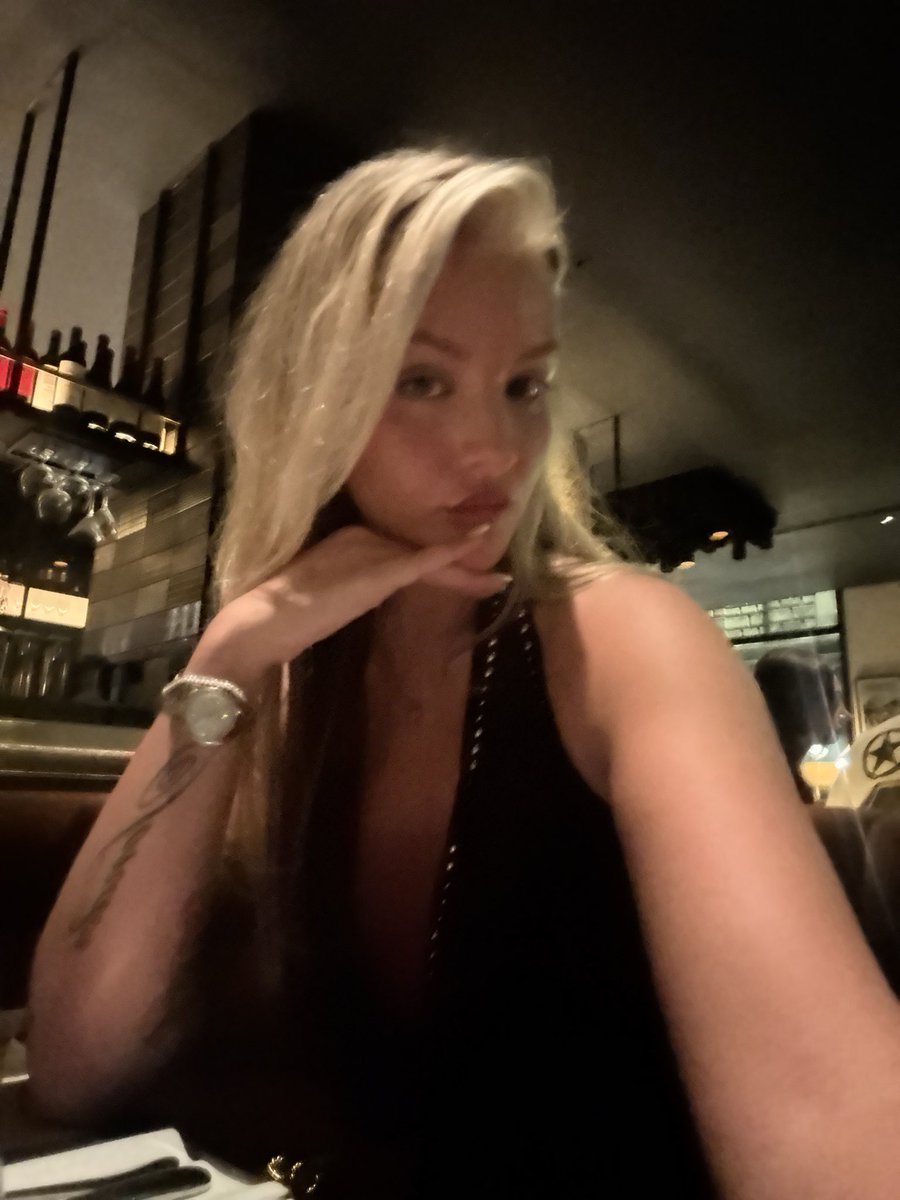 steph_ldn555's tweet photo. out to dinner who’s wallet am I going to use to pay?  #findom https://t.co/7iAuiMqHtQ