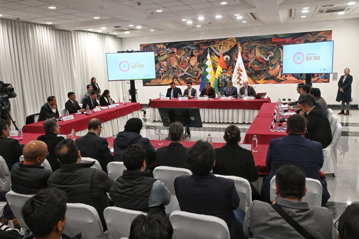 Rodrigo_PazP's tweet photo. En Casa Grande en reunión con los alcaldes de las ciudades capitales y El Alto para incorporar a la Asociación de Municipios de Bolivia a la Agenda 50/50, que no es una negociación de porcentajes, sino un proceso de co-construcción para equilibrar responsabilidades, competencias y recursos entre todos los niveles de gobierno. Contamos con el respaldo técnico del @BancoMundial para cambiar la estructura del Estado centralista. Las reformas se construirán juntos, no se impondrán, para que cada región produzca y avancemos hacia un Estado más eficiente, coordinado y cercano a la gente.