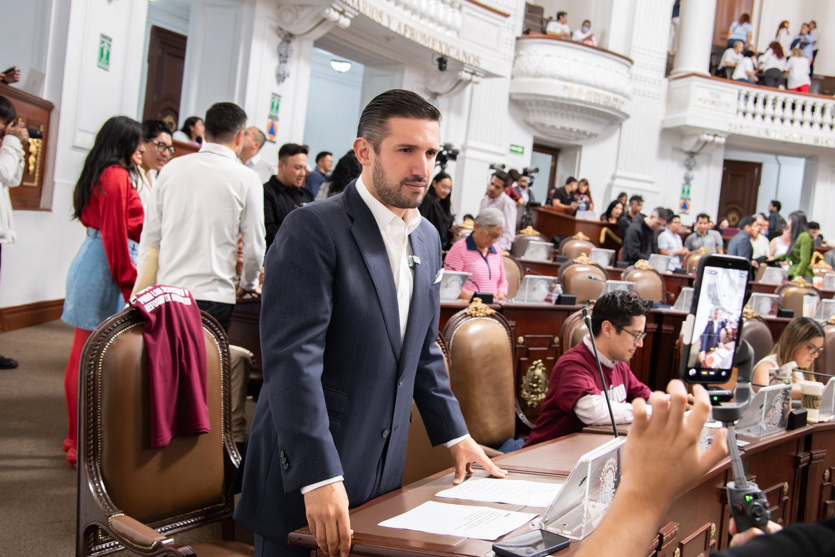 PedroHacesL's tweet photo. ¡IMAGINA AHORRAR PARA RENTAR UNA CASA Y QUE TODO RESULTE SER UN FRAUDE! 🏠🚨

Eso es lo que viven muchas personas que caen en manos de los llamados montarrentas: entregan depósitos y adelantos por una vivienda que nunca podrán ocupar.

Hoy subí a tribuna para presentar una iniciativa que busca sancionar estos fraudes y proteger el patrimonio de los capitalinos.

¡Que buscar un hogar no se convierta en una pesadilla! 🐓

#TúHacesTlalpan #PedroHacesLago