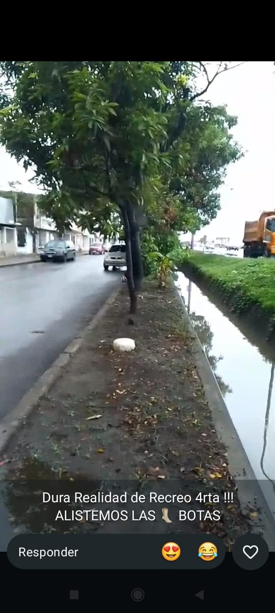 eduardopontoni's tweet photo. Empezó el diluvio en la 4ta Etapa El Recreo @GobiernodeDuran @CHONILLOec , segun #WalterTriviño de la  @PrefGuayas  se entregaron los informes al GAD #Duran y no han hecho nada,  el ducto canal se desbordara  e inundará a los moradores del sector . https://t.co/Lg47NsmsSm