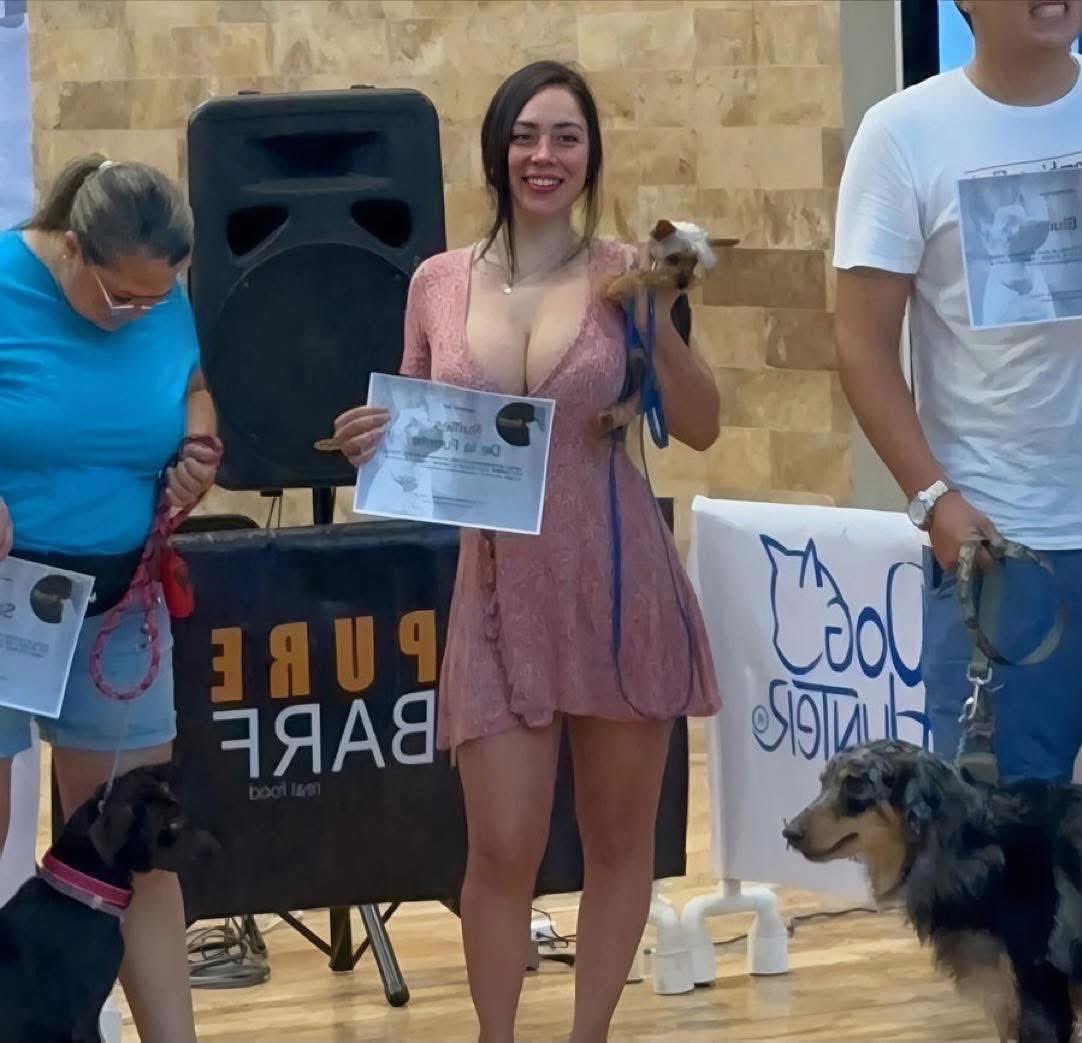 ElChocoflan's tweet photo. Muchas felicidades a mi esposa por este logro, mi esposa es la de azul. https://t.co/lO8IqMYMdg