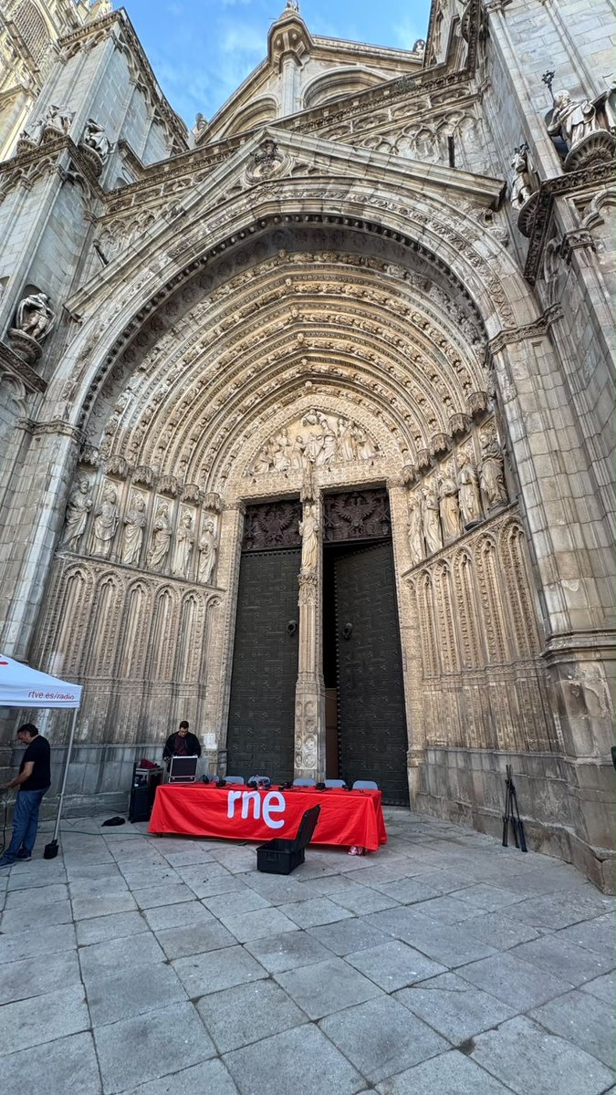 RTVEclm's tweet photo. 📻📺Todo preparado para nuestros informativos especiales desde la Catedral de Toledo, con motivo de su VIII Centenario✨ 

Este miércoles desde las 7 hasta las 17 horas con @JuanraLucas @irene_dg @ana_villajos y @labandadelauli  
@LasMananas_rne @rne @La1_tve  @ElOjoCriticoRNE https://t.co/k5hGBDbZRV