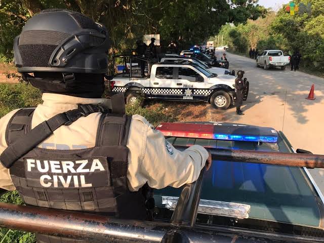 NotaRojaCazarin's tweet photo. #NotaRoja #aguadulce
Otro secuestro en Agua Dulce, se llevan a petrolero y las autoridades rebasadas guardan silencio; van 8 casos

*El caso, sin embargo, ya no puede observarse como un episodio aislado, en lo que va del 2026 Agua Dulce ha registrado una sucesión de hechos relacionados con personas privadas ilegalmente de la libertad, rescates y presuntos intentos de secuestro que han obligado al despliegue de corporaciones estatales y federales.

Álex Cazarín
Agua Dulce, Ver.— Un trabajador petrolero fue privado de la libertad por un grupo de sujetos cuando se dirigía hacia el complejo petroquímico Cangrejera, en un nuevo hecho que vuelve a encender las alertas por la presencia de grupos delincuenciales en Agua Dulce.

De acuerdo con información obtenida por este medio, después de llevarse al trabajador los responsables establecieron contacto para exigir dinero a cambio de su liberación. Por seguridad de la víctima y de las investigaciones se omiten mayores detalles sobre las circunstancias del secuestro, nombre o domicilio del agraviado, aunque es un hecho confirmado.

El caso, sin embargo, ya no puede observarse como un episodio aislado, en lo que va del 2026 Agua Dulce ha registrado una sucesión de hechos relacionados con personas privadas ilegalmente de la libertad, rescates y presuntos intentos de secuestro que han obligado al despliegue de corporaciones estatales y federales.

Uno de los primeros episodios ocurrió el 22 de enero, cuando un hombre fue reportado como sacado por la fuerza de un domicilio de la colonia Allende. Un operativo permitió localizarlo con vida poco después en la colonia Mil Cinco. El caso quedó rodeado de dos versiones: familiares sostuvieron que había sido privado de la libertad, mientras que el propio afectado declaró haber sido víctima de un asalto.

La situación escaló durante mayo. La Secretaría de Seguridad Pública informó que entre el 1 y el 4 de ese mes fueron rescatadas personas privadas ilegalmente de la libertad durante operativos efectuados, entre otros puntos, en Agua Dulce. Paralelamente, en el ejido Los Manantiales autoridades estatales y ministeriales catearon un inmueble donde fue localizado un hombre de origen hondureño que se encontraba privado de su libertad; en el lugar también fueron asegurados armamento y equipo táctico. Reportes sobre el operativo señalaron que el predio estaba relacionado con actividades de un grupo delictivo con presencia en la zona sur de Veracruz.

Ese operativo es relevante porque confirma algo más que la existencia de llamadas de extorsión: las fuerzas de seguridad encontraron dentro del propio municipio un inmueble presuntamente utilizado para actividades criminales y a una persona retenida contra su voluntad, una casa de seguridad, pues.

El 21 de junio otro hecho encendió las alarmas en la zona rural, cuando el ganadero Vicente Ocaña Hernández fue localizado asesinado en el acceso a su rancho, rumbo al ejido Díaz Ordaz. Personas cercanas a la víctima señalaron que hombres armados presuntamente habían intentado llevárselo y que el productor se habría resistido; sin embargo, la Fiscalía no confirmó públicamente que el móvil del homicidio hubiera sido un intento de secuestro.

Para septiembre la problemática volvió a aparecer. El día 7, un hombre llegó al Hospital de Pemex en Agua Dulce pidiendo ayuda y aseguró haber sido víctima de una privación ilegal de la libertad, declaración que provocó la movilización de elementos de la Guardia Nacional y el inicio de las investigaciones correspondientes.

Como lo informamos oportunamente a través de Nota Roja Digital Sureste, el 14 de septiembre una pareja dedicada a la ganadería fue privada de la libertad en El Encanto Pesquero. Ambos fueron liberados inicialmente, pero posteriormente los delincuentes regresaron por ellos; el hombre recuperó su libertad, mientras que la mujer permanecía en cautiverio. Versiones cercanas al caso señalaron que se exigía dinero por su liberación, aunque el monto y las condiciones no fueron confirmados públicamente por la Fiscalía.

Ahora se suma la privación de la libertad del petrolero, quien se dirigía hacia Cangrejera cuando fue interceptado. El nuevo caso refuerza la preocupación sobre lo que ocurre en Agua Dulce, particularmente porque durante el mismo año las autoridades han realizado rescates, cateado un inmueble relacionado con actividades criminales y atendido varios reportes de personas llevadas por la fuerza.

Hasta ahora se ha documentado es la presencia y operación de grupos delictivos en el municipio y una reiteración de hechos relacionados con privaciones de la libertad que difícilmente puede seguir tratándose como una colección de episodios inconexos, es decir, abiertamente una célula del crímen organizado opera abiertamente en el municipio hidrómilo.

Y mientras los casos se acumulan, la administración municipal que encabeza Ángel Delgado Ramírez sigue sin mostrar públicamente una estrategia propia y específica que corresponda al tamaño del problema.

Ante una cadena de privaciones de la libertad como la que Agua Dulce arrastra durante 2026, ya no basta con participar en mesas de seguridad o esperar la intervención del Estado: Ángel Delgado tiene frente a sí un problema de seguridad que ocurre en el municipio que gobierna y, hasta ahora, no se ha hecho pública una respuesta municipal concreta capaz de explicar qué se está haciendo para contenerlo.