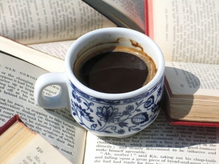 calmgloww's tweet photo. reading books and drinking coffee https://t.co/GkddYpnVU6