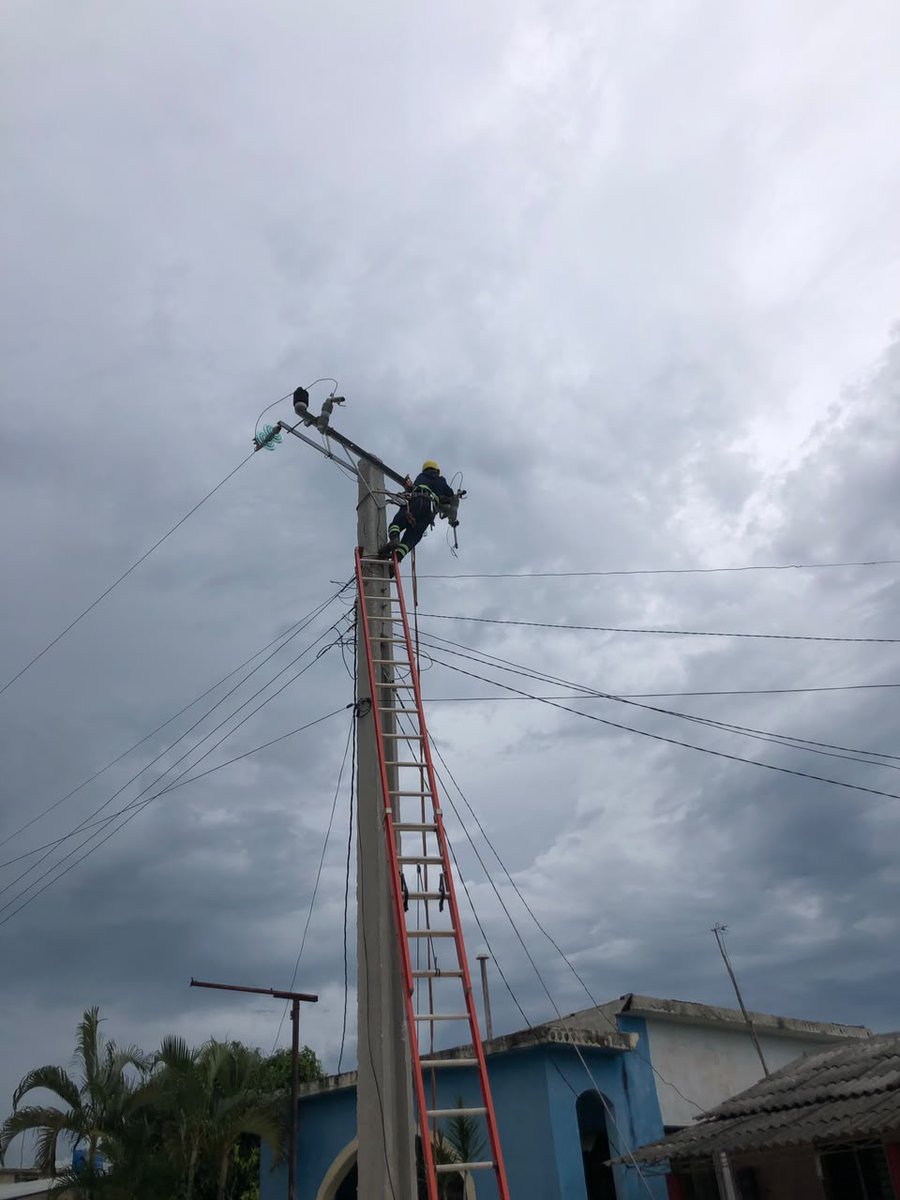 gleisy8376's tweet photo. Linieros de Batabanó continúan trabajando en la solución de quejas del municipio. https://t.co/2rDDbLcU2r