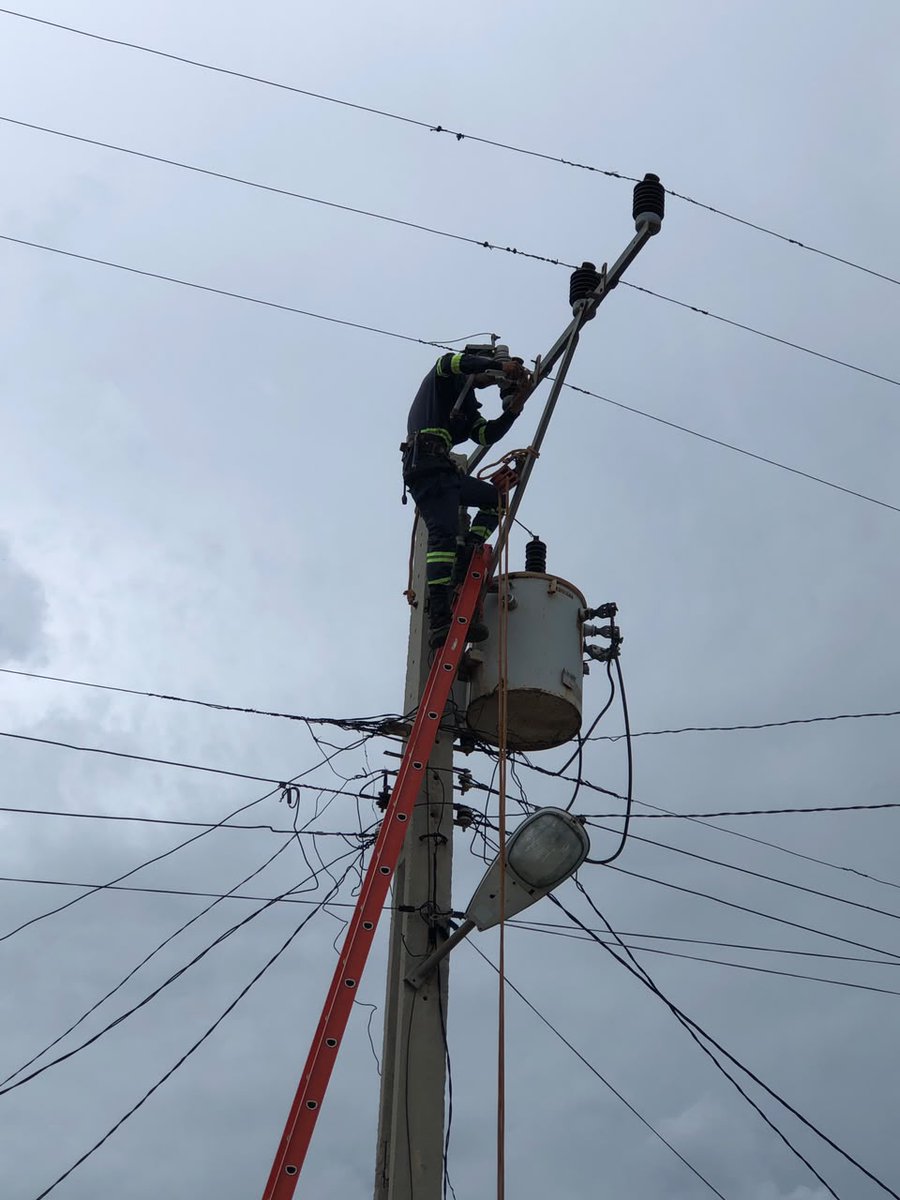 gleisy8376's tweet photo. Linieros de Batabanó continúan trabajando en la solución de quejas del municipio. https://t.co/2rDDbLcU2r