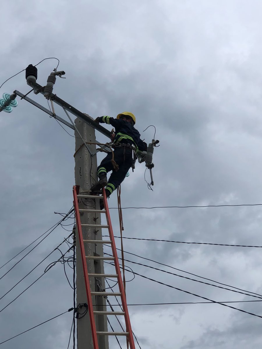 gleisy8376's tweet photo. Linieros de Batabanó continúan trabajando en la solución de quejas del municipio. https://t.co/2rDDbLcU2r