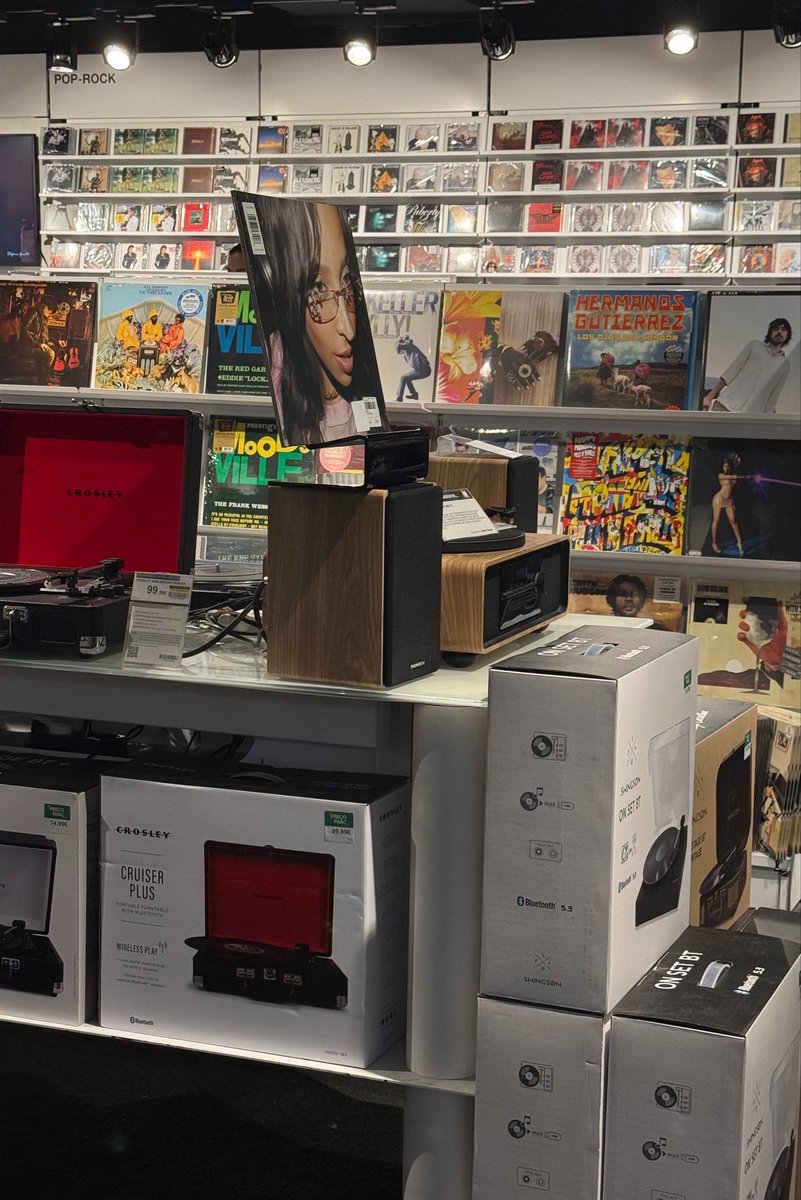 iris_bk's tweet photo. para quem decidiu meter o álbum da tinashe a tocar na fnac do chiado obrigada por tudo https://t.co/jeKSVMHVPn