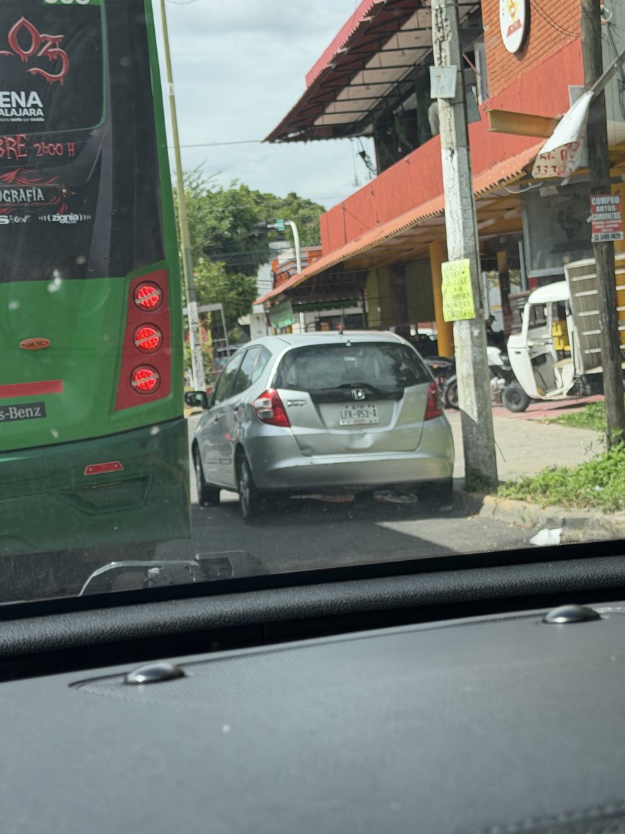 mulamable's tweet photo. Porque el no solo compró carro, también calle y le vale madre estacionarse en avenida y en línea amarilla, qué huevos!! Av Isla Raza y Av Cruz del Sur @Trafico_ZMG @JaliscoVial Guadalajara, Tierra de nadie @VeroDelgadilloG https://t.co/bfkpFflrbY