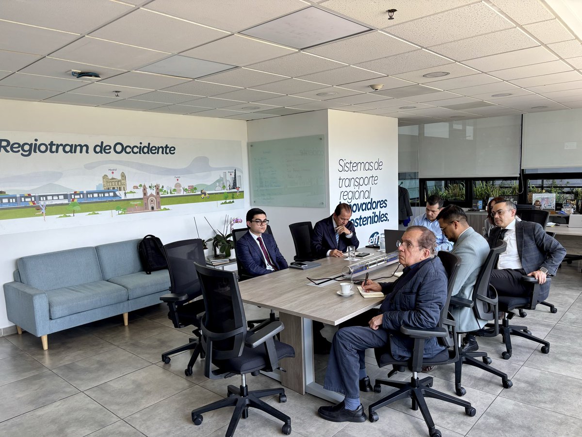 Fapuentess's tweet photo. 🚆 Junto a nuestra Representante por Cundinamarca @Alvarez_DM1 nos reunimos con el director de la @efrcundinamarca y la Asociación Colombiana de Ingenieros Ferroviarios para hablar sobre el proyecto #Regiotram.

Seguiremos haciendo seguimiento a los avances de este mega proyecto y promoviendo soluciones de movilidad para la región. Gracias por recibirnos @OrlandoSantiagC