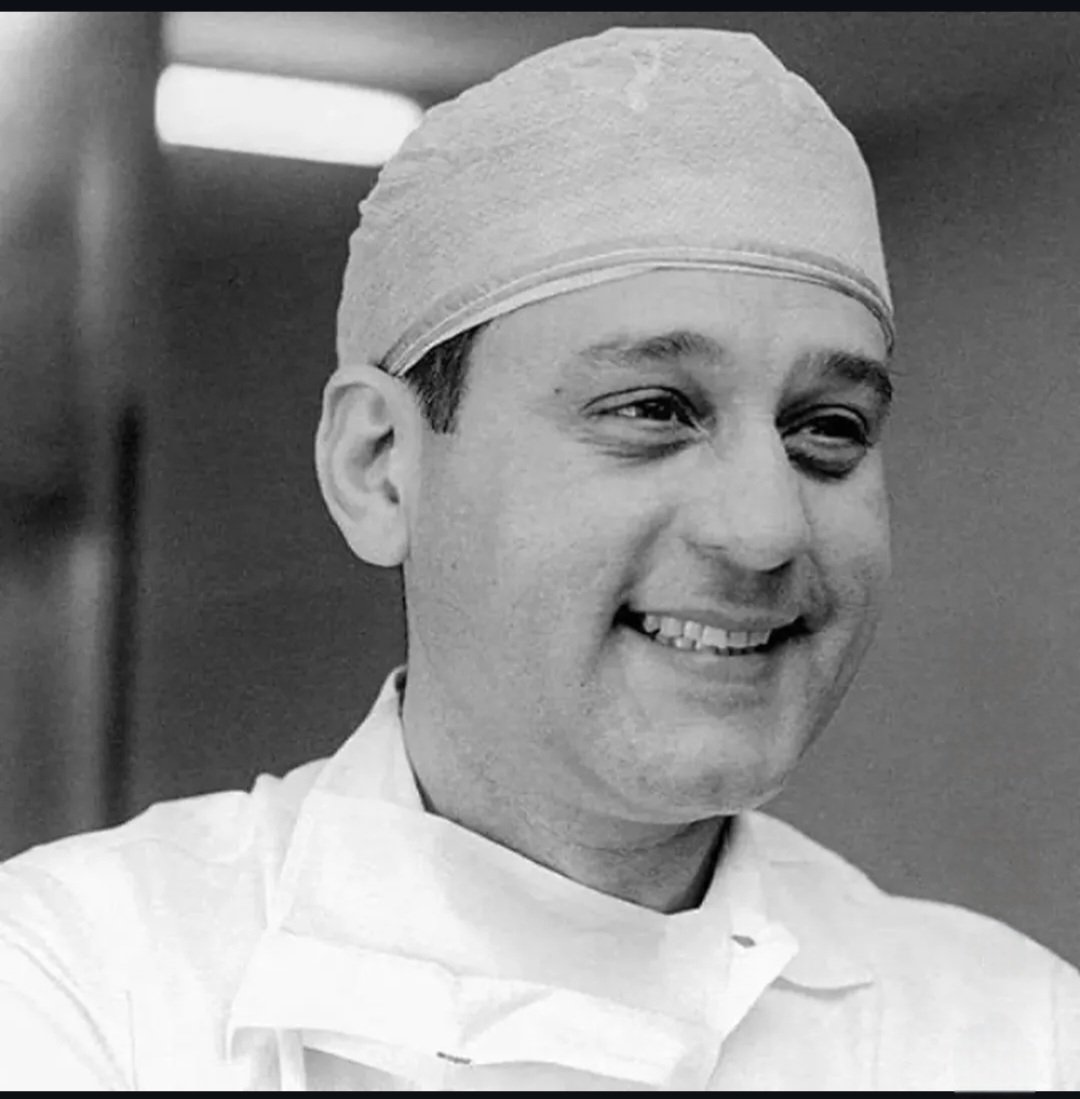 saraadami11221's tweet photo. Hoy es el Día Mundial del Corazón y es imposible no pensar en él... Con su genialidad revolucionó la medicina y con su humildad nos deió un ejemplo eterno... La mirada y la sonrisa del gran Dr. René Favaloro...
🩺❤️🇦🇷✨️
#DiaMundialDelCorazon #ReneFavaloro #OrgulloArgentino https://t.co/kMIMf3C5ye