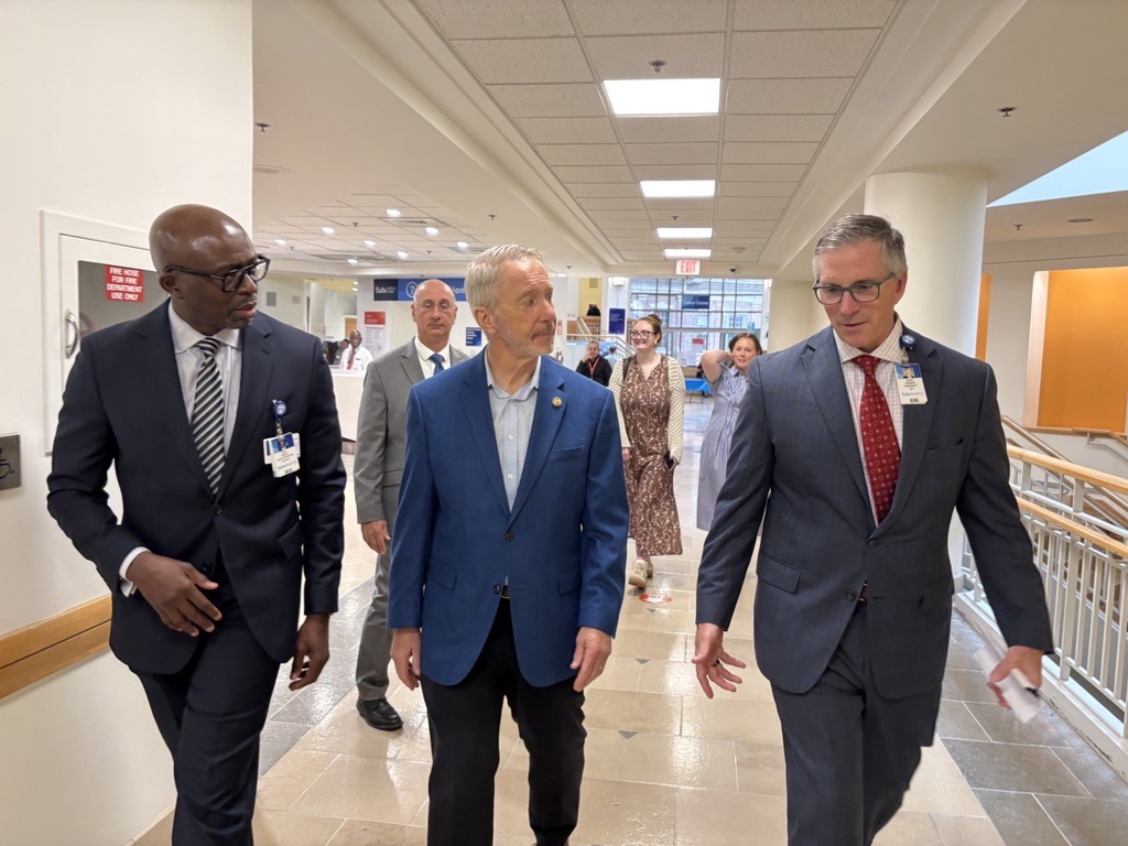 TuftsMedicalCtr's tweet photo. Thank you to @RepStephenLynch for visiting us today to see firsthand how we’re helping our patients live their best lives through leading clinical care, research and innovation. The Congressman met with our transplant team and toured our Emergency Department and Pharmacy. https://t.co/0V8RlT461D