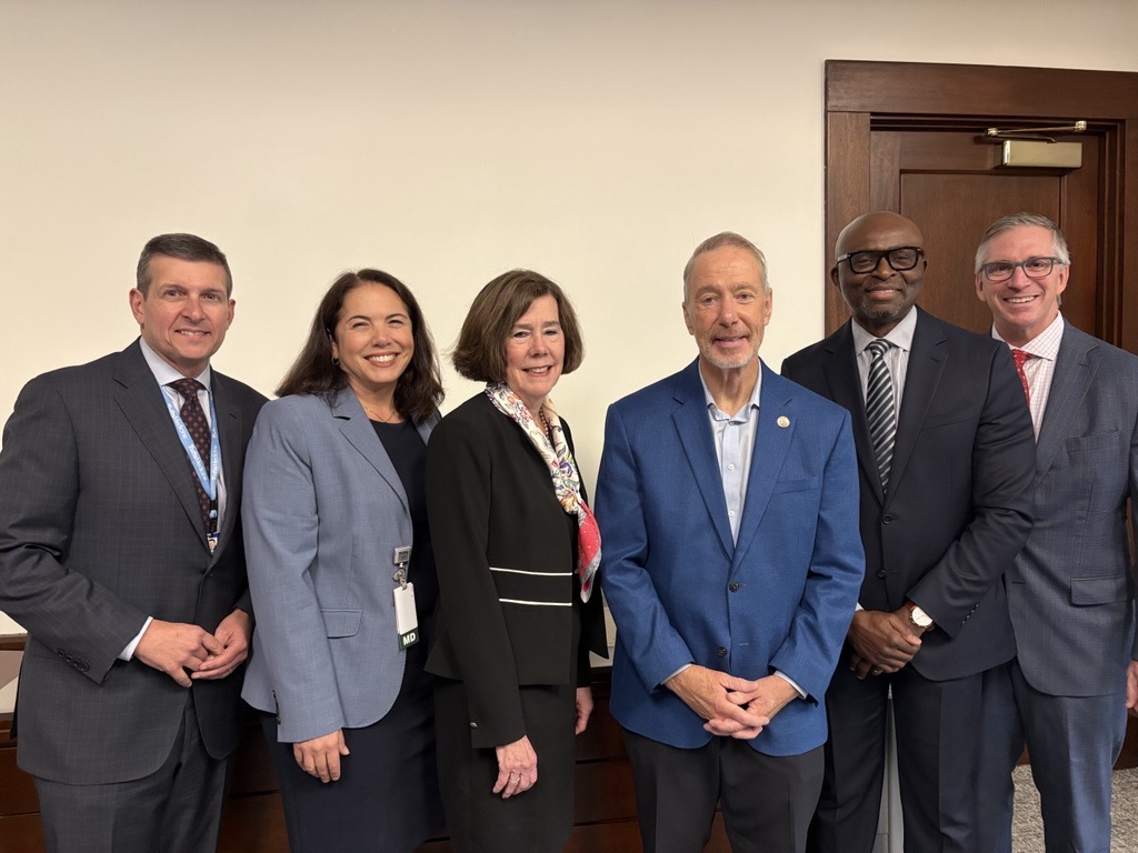 TuftsMedicalCtr's tweet photo. Thank you to @RepStephenLynch for visiting us today to see firsthand how we’re helping our patients live their best lives through leading clinical care, research and innovation. The Congressman met with our transplant team and toured our Emergency Department and Pharmacy. https://t.co/0V8RlT461D