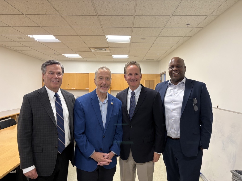 TuftsMedicalCtr's tweet photo. Thank you to @RepStephenLynch for visiting us today to see firsthand how we’re helping our patients live their best lives through leading clinical care, research and innovation. The Congressman met with our transplant team and toured our Emergency Department and Pharmacy. https://t.co/0V8RlT461D