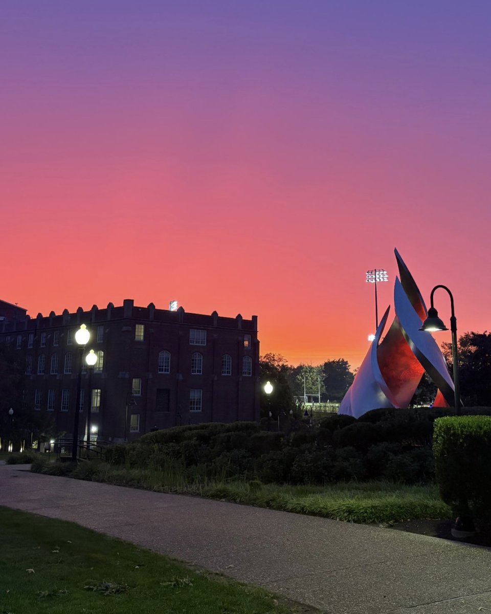 ProvidenceCol's tweet photo. 🌅 The calm before the storm.

Thanks for tagging us in your stunning sunset photos, Friars! Keep ’em coming — tag @ProvidenceCol on X or send your favorite campus shots to social@providence.edu. 🤍🖤 https://t.co/HASmyXaRaD