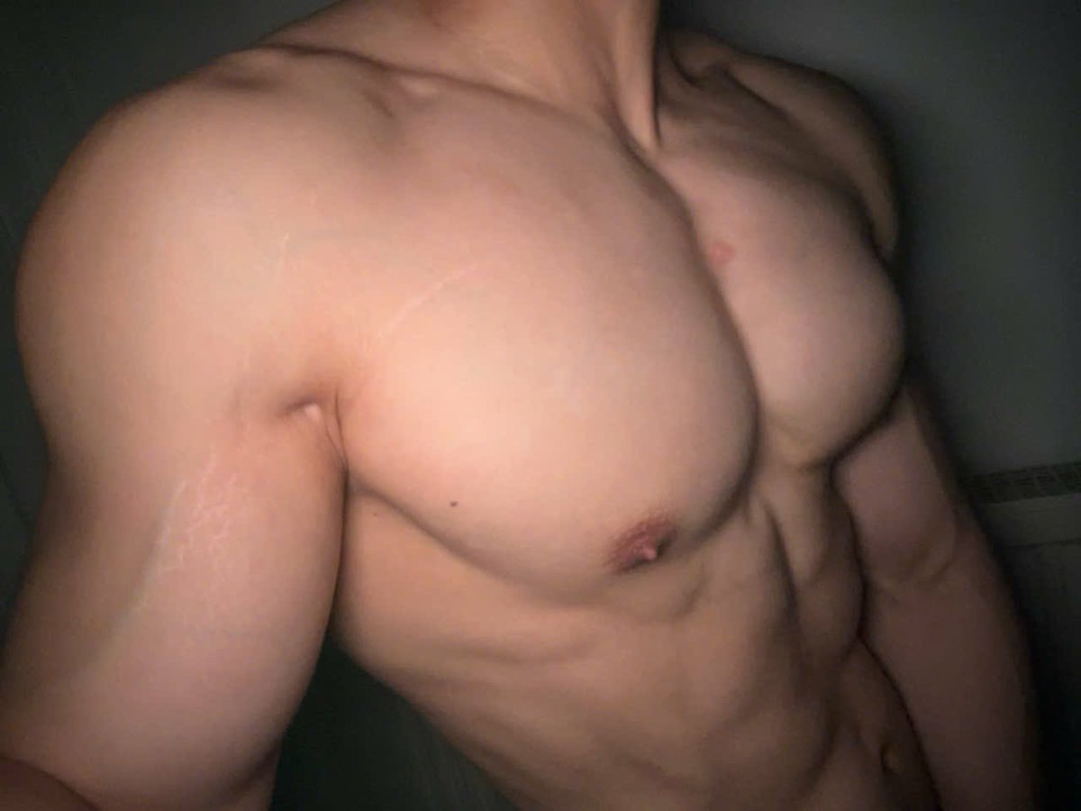 LuXun86689's tweet photo. #bicep #abs https://t.co/Mha5oqczYF