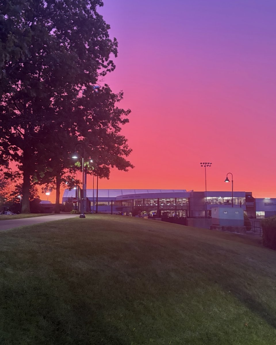 ProvidenceCol's tweet photo. 🌅 The calm before the storm.

Thanks for tagging us in your stunning sunset photos, Friars! Keep ’em coming — tag @ProvidenceCol on X or send your favorite campus shots to social@providence.edu. 🤍🖤 https://t.co/HASmyXaRaD