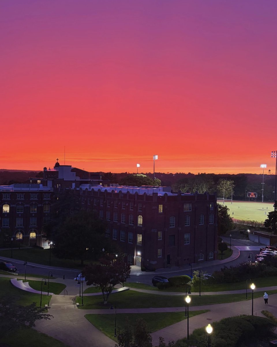 ProvidenceCol's tweet photo. 🌅 The calm before the storm.

Thanks for tagging us in your stunning sunset photos, Friars! Keep ’em coming — tag @ProvidenceCol on X or send your favorite campus shots to social@providence.edu. 🤍🖤 https://t.co/HASmyXaRaD
