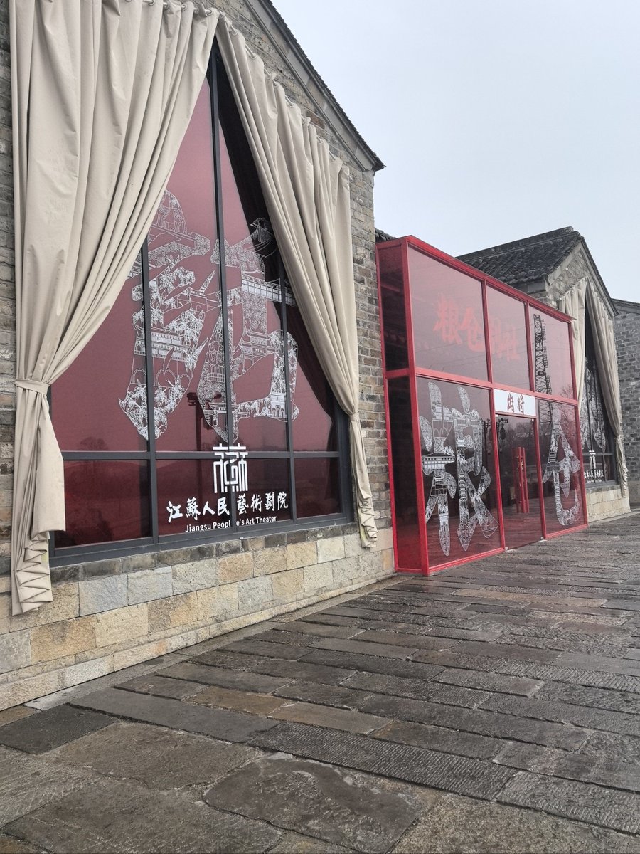 sunshineb_9_11f's tweet photo. Blade softly cuts as Qin-style shops line the quiet street, a warm, fleeting moment of ancient charm in the hustle.， https://t.co/bOKyMLwEWP
