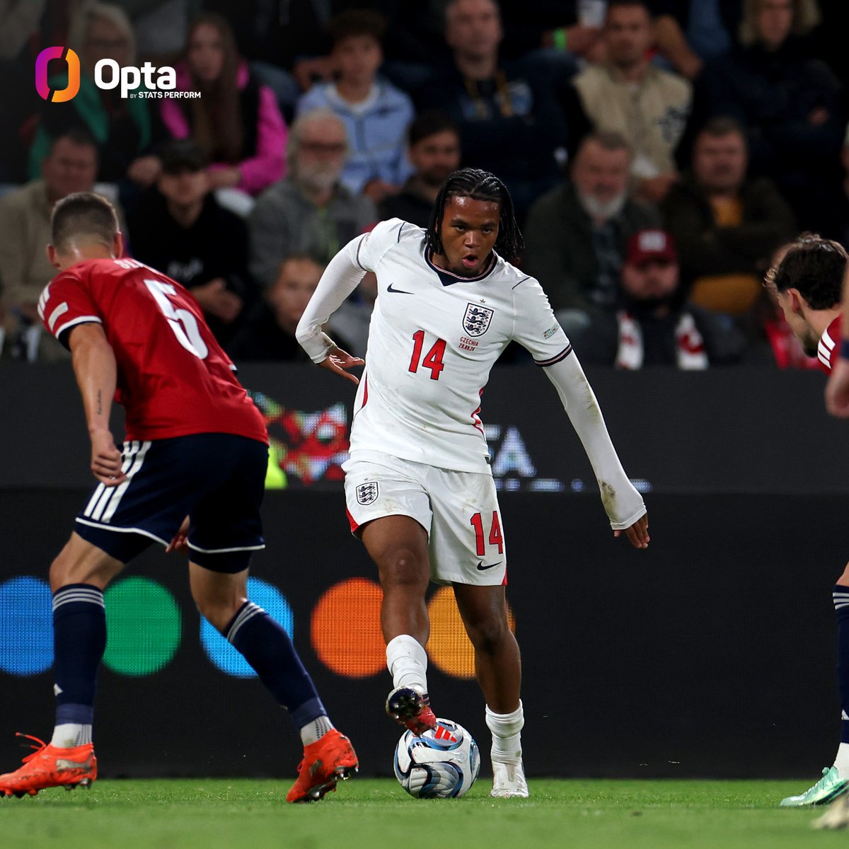 OptaJoe's tweet photo. 18 - Rio Ngumoha is the third youngest England player to appear in a competitive international (18 years, 31 days), behind Wayne Rooney (17 years, 156 days) and Jude Bellingham (17 years, 269 days).

Kicks. https://t.co/fVqLnp2jUc